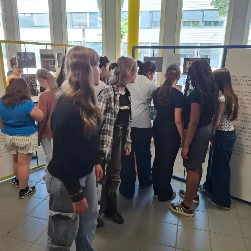 Schüler:innen in der Ausstellung